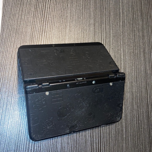 No charger but everything comes as shown and the stick in it - Picture 5 of 7